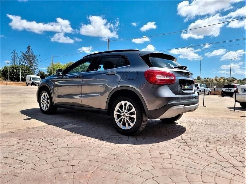 Usata Mercedes GLA220 Business 170 CV (125 kW) 2019 Grigio SUV