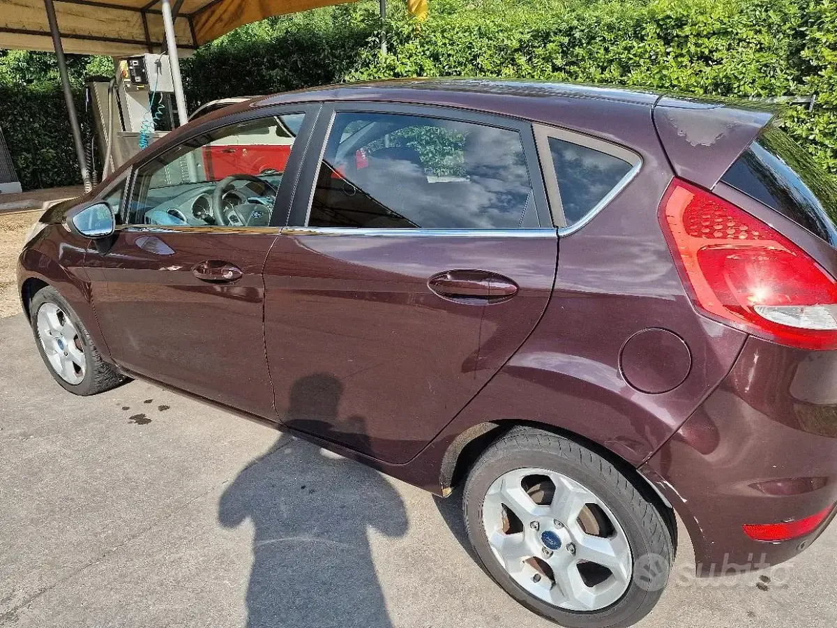 Usata Ford Fiesta Titanium 97 CV (71 kW) 2010 Rosso Berlina