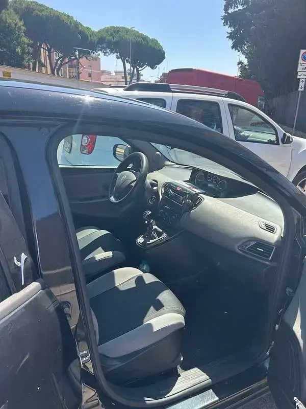 Usata Lancia Ypsilon Silver 69 CV (50 kW) 2013 Nero Utilitaria