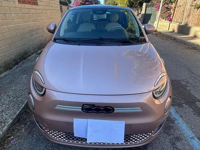 Usata Fiat 500e La Prima 42 kW (58 CV) 2023 Oro Utilitaria