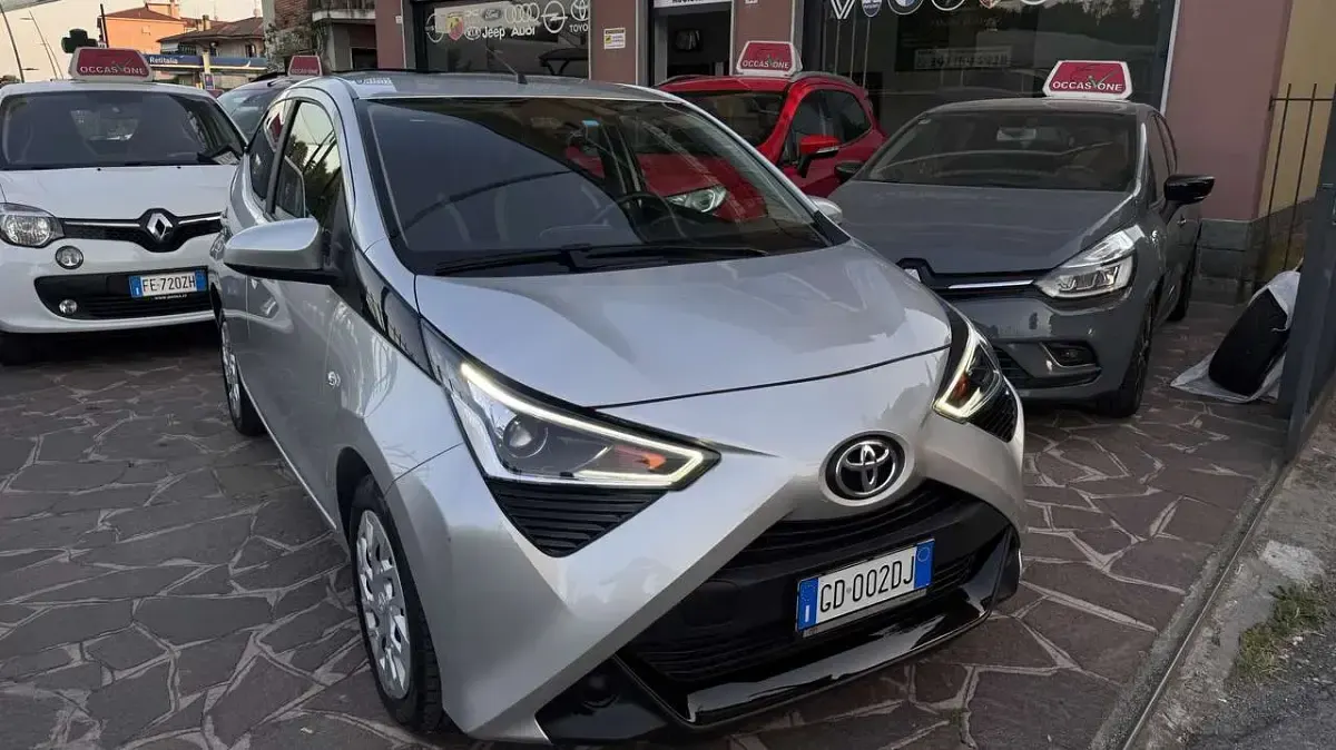 Usata Toyota Aygo Connect Style 72 CV (52 kW) 2021 Argento Utilitaria
