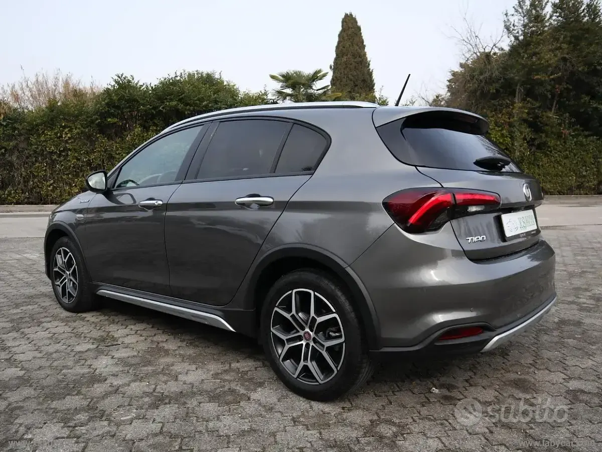 Occasion Fiat Tipo Cross 131 ch (96 kW) 2022 Gris Berline