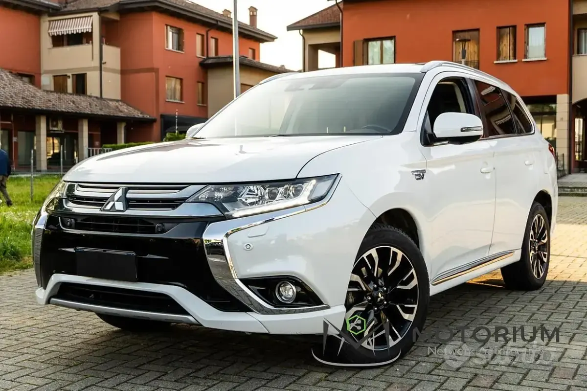 Usata Mitsubishi Outlander P-HEV Instyle 121 CV (88 kW) 2018 Bianco SUV