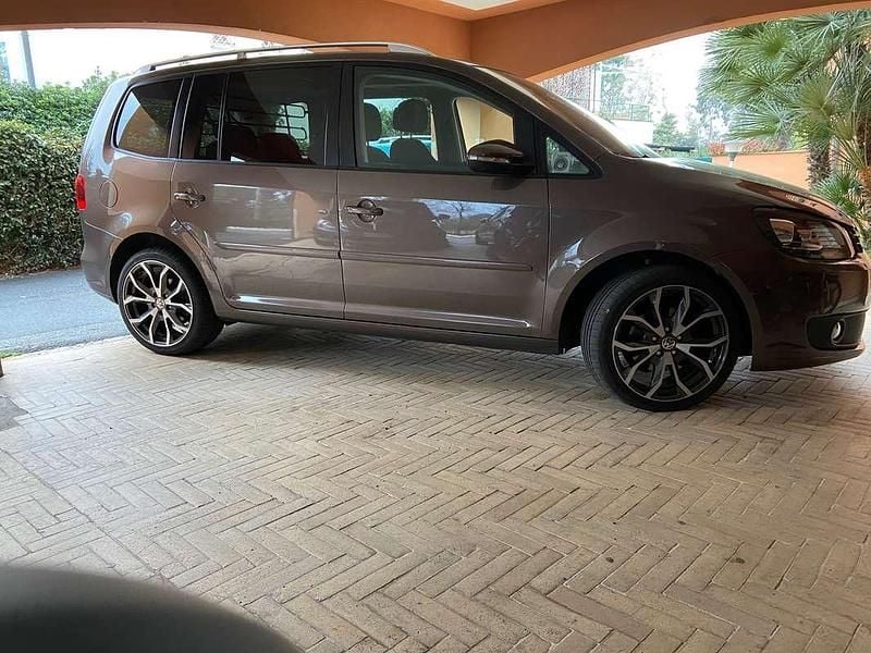 Usata VW Touran 105 CV (77 kW) 2014 Marrone Monovolume