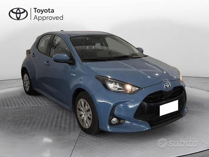 Usata Toyota Yaris Hybrid Active 116 CV (85 kW) 2020 Urban blue Berlina