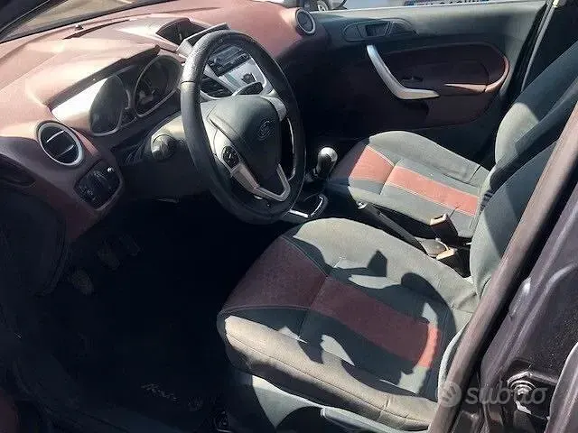 Usata Ford Fiesta Titanium 68 CV (50 kW) 2009 Grigio Berlina