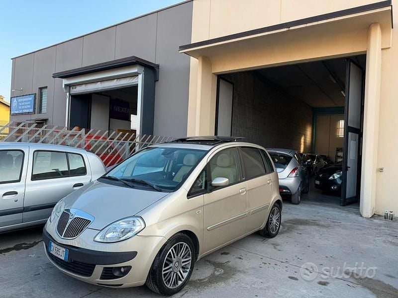 Usata Lancia Musa 101 CV (74 kW) 2005 Marrone Monovolume