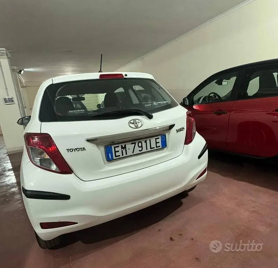Usata Toyota Yaris 69 CV (50 kW) 2013 Bianco Utilitaria