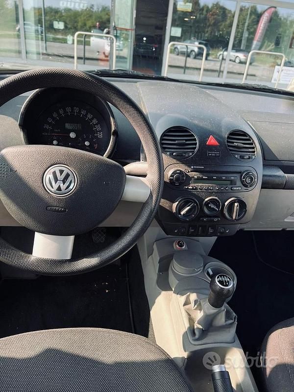 Usata VW New Beetle 105 CV (77 kW) 2006 Grigio Utilitaria
