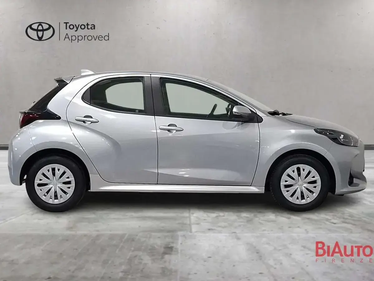 Usata Toyota Yaris Hybrid Active 116 CV (85 kW) 2023 Grigio Berlina