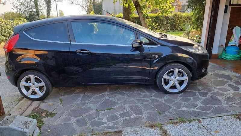 Second-hand Ford Fiesta Titanium 82 CP (60 kW) 2009 Negru Hatchback