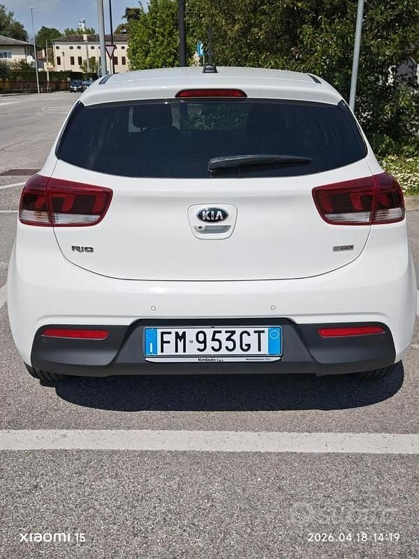 Usata Kia Rio 101 CV (74 kW) 2017 Bianco Berlina