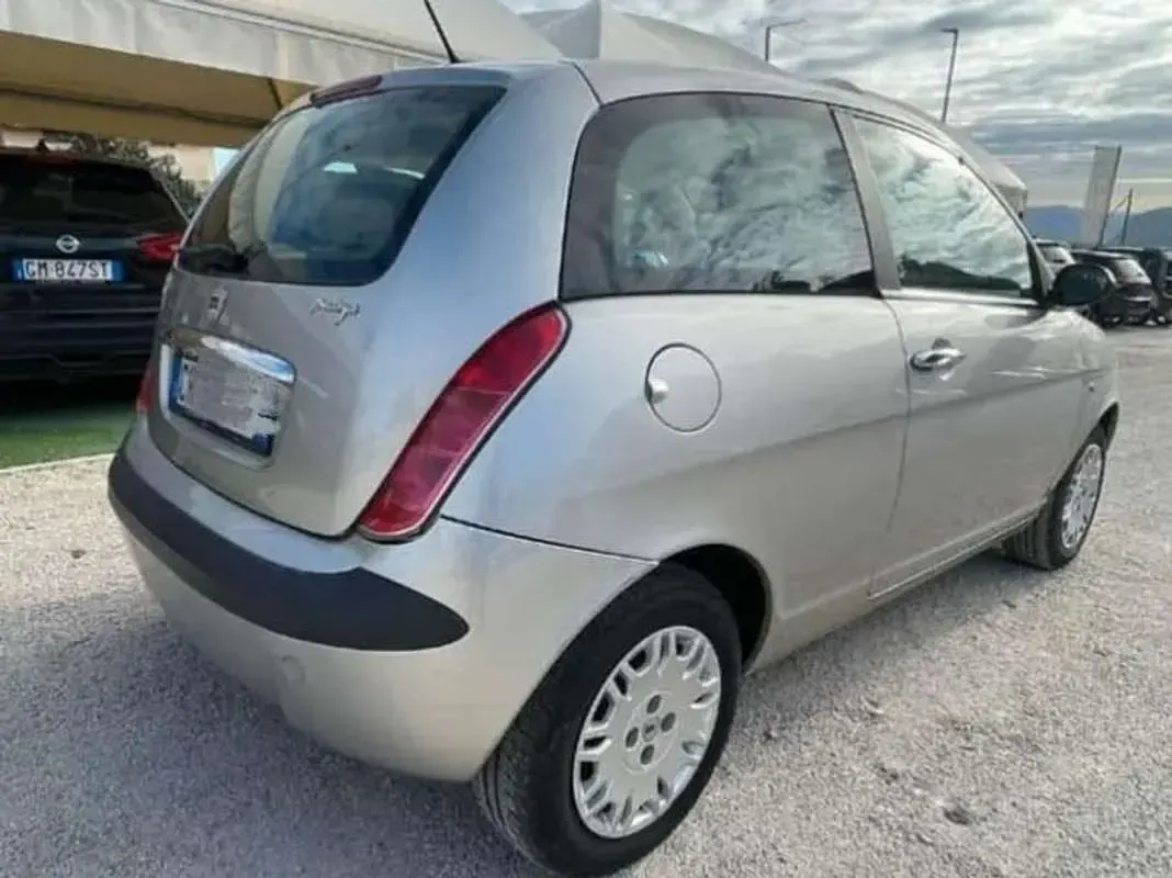 Usata Lancia Ypsilon 69 CV (50 kW) 2004 Argento Utilitaria