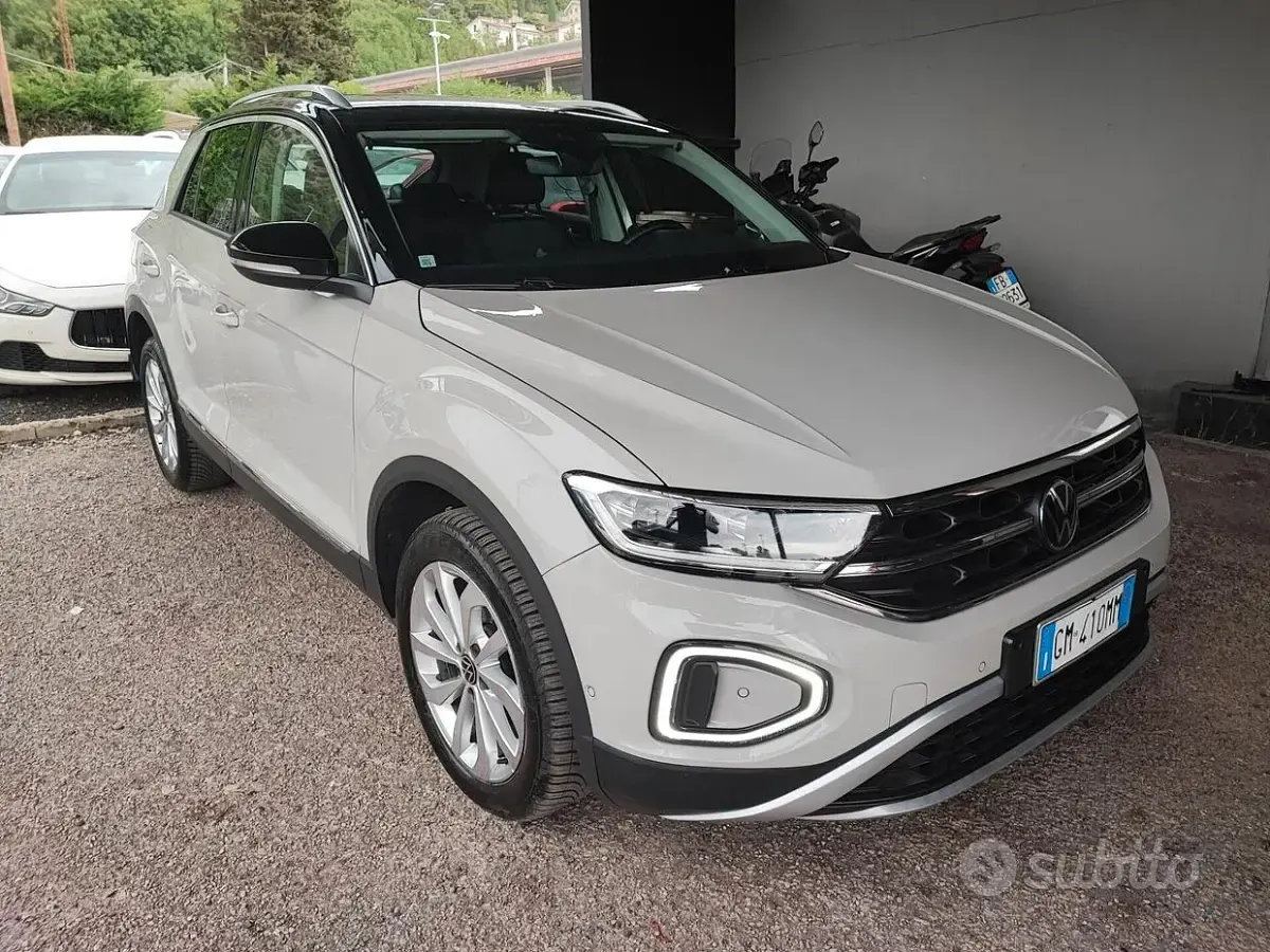 Usata VW T-Roc Style 110 CV (80 kW) 2023 Beige SUV
