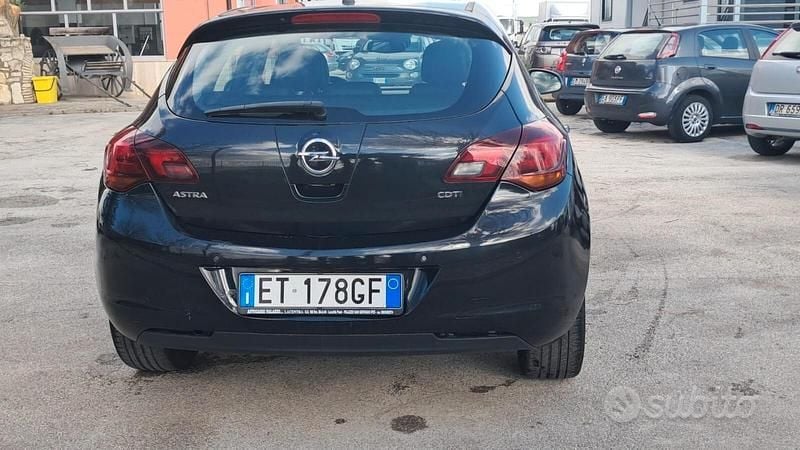 Usata Opel Astra Cosmo 110 CV (80 kW) 2013 Nero Berlina