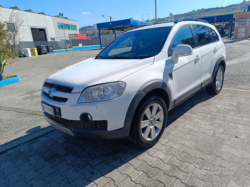 Bianco Usata 2010 Chevrolet Captiva SUV | 3000 € (Buon prezzo) - Immagine 1/4