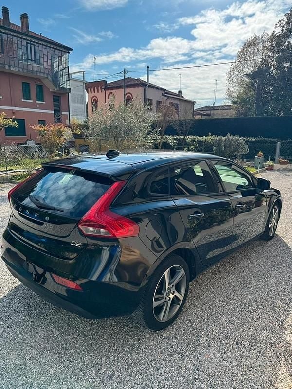 Usata Volvo V40 Kinetic 114 CV (83 kW) 2015 Nero Berlina