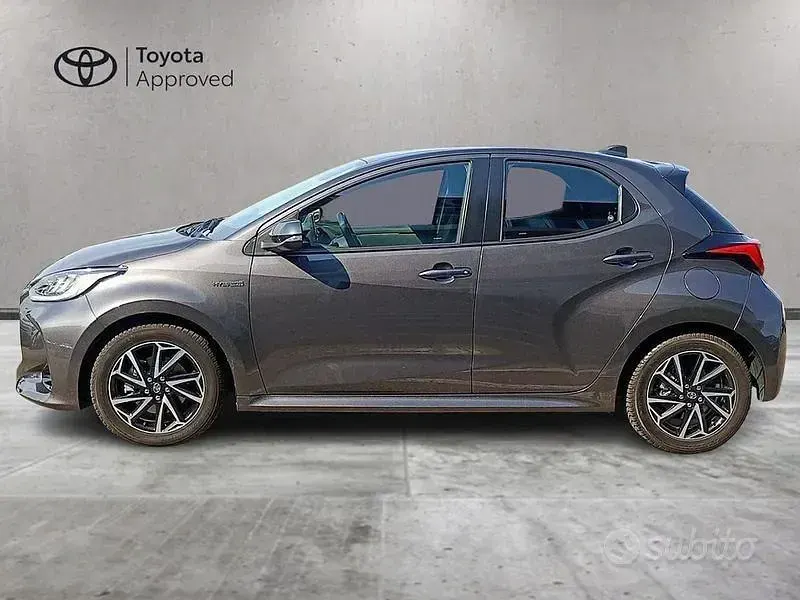 Usata Toyota Yaris Hybrid Trend 92 CV (67 kW) 2021 Grigio Berlina