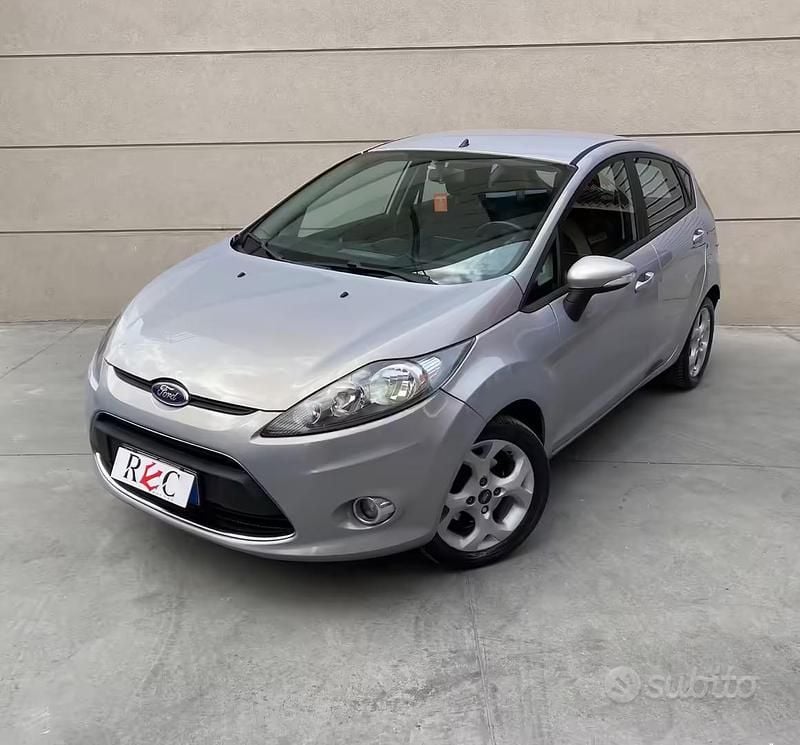 Usata Ford Fiesta 97 CV (71 kW) 2012 Grigio Utilitaria