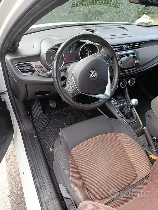 Usata Alfa Romeo Giulietta Distinctive 120 CV (88 kW) 2014 Bianco Utilitaria