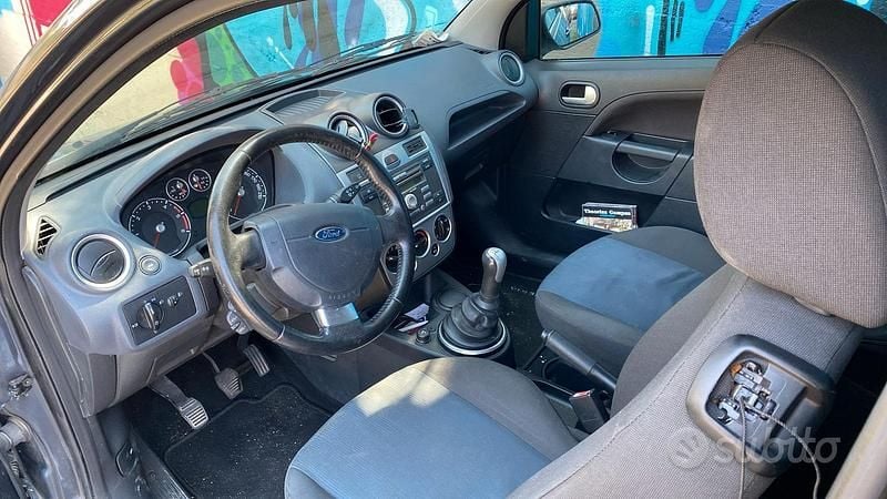Usata Ford Fiesta 90 CV (66 kW) 2007 Grigio Utilitaria
