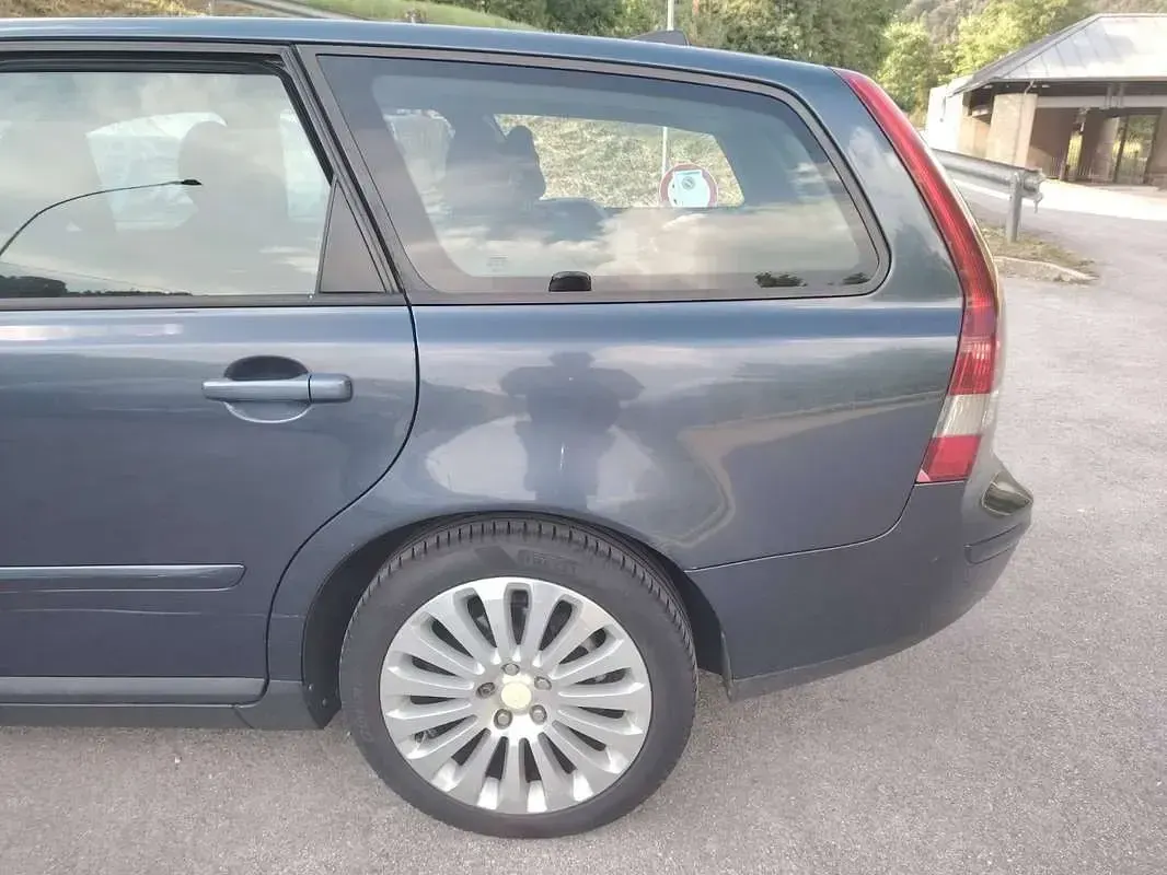 Usata Volvo V50 Momentum 136 CV (100 kW) 2006 Blu/azzurro Station wagon