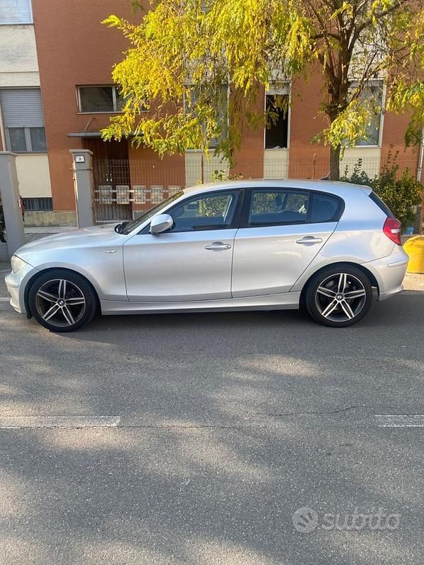 Grigio Usata 2010 BMW 118 Due volumi | 4500 € (Buon prezzo) - Immagine 1/4