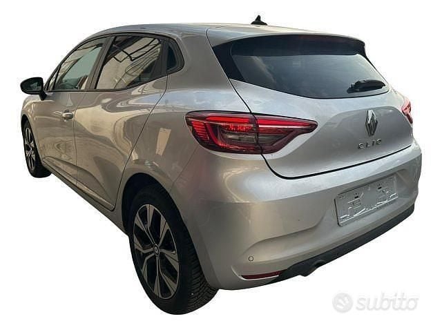 Käytetty Renault Clio V Techno 90 HP (66 kW) 2022 Harmaa Sedan