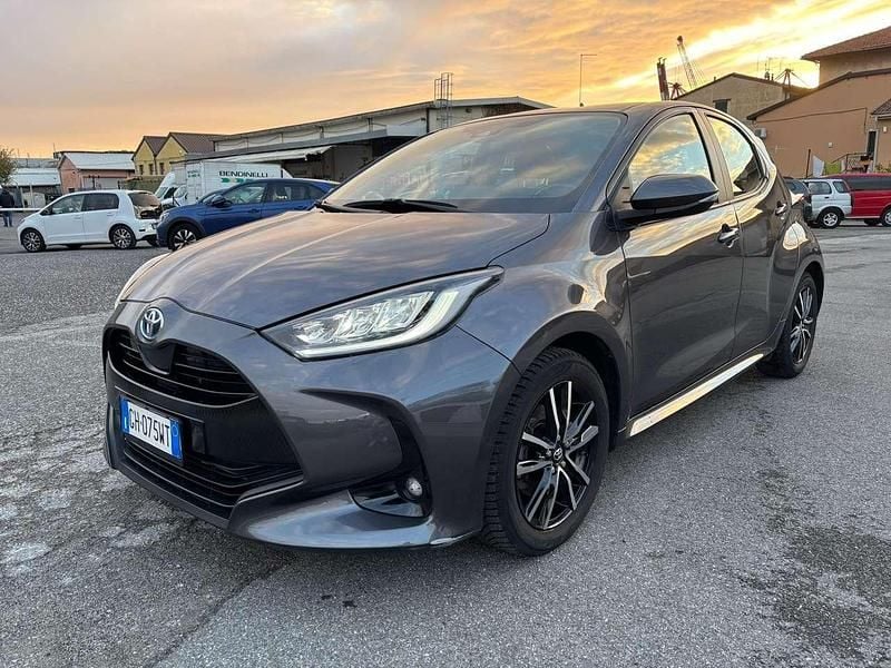 Grigio Usata 2022 Toyota Yaris Hybrid Trend Tre volumi | 17.990 € (Super prezzo) - Immagine 1/4