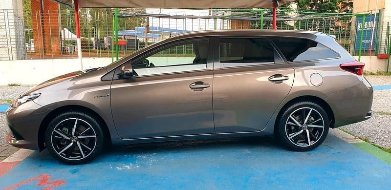 Begagnad Toyota Auris Hybrid 99 HK (72 kW) 2017 Grå Kombi