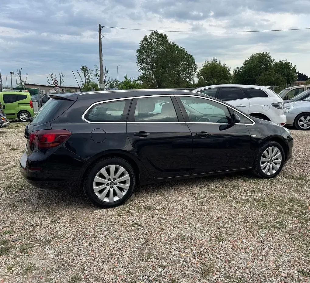 Usata Opel Astra 140 CV (102 kW) 2012 Nero Station wagon