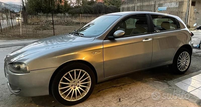 Usata Alfa Romeo 147 120 CV (88 kW) 2007 Grigio Utilitaria