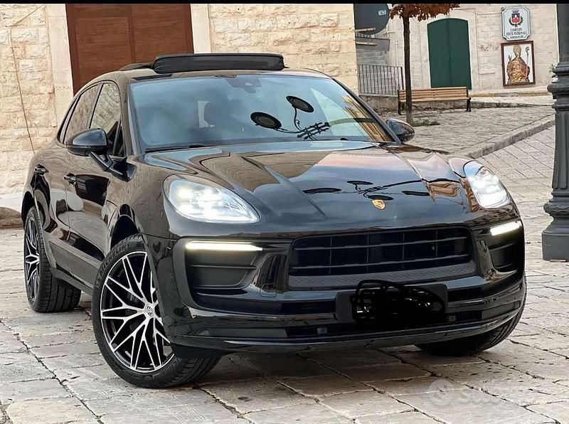 Nero Usata 2022 Porsche Macan SUV | 68.000 € (Cara) - Immagine 1/2