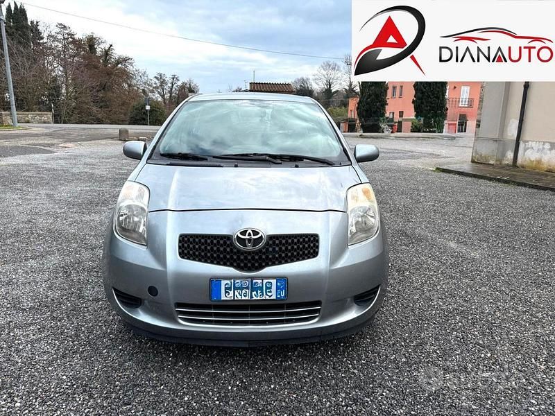 Usata Toyota Yaris Sol 69 CV (50 kW) 2007 Grigio Utilitaria