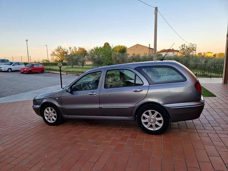 Usata Lancia Lybra 116 CV (85 kW) 2005 Grigio scuro metallizzato Station wagon