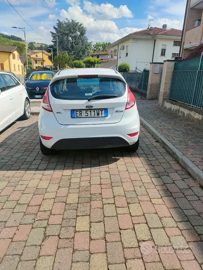 Usata Ford Fiesta 97 CV (71 kW) 2013 Bianco Utilitaria