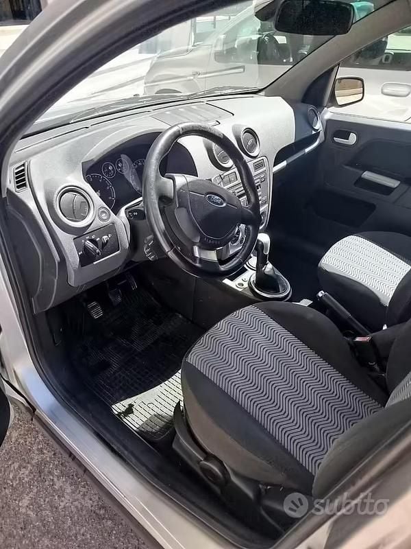 Usata Ford Fusion Titanium 90 CV (66 kW) 2008 Grigio Utilitaria