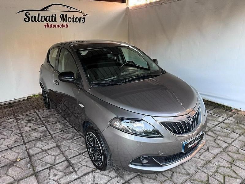 Grigio Usata 2022 Lancia Ypsilon Gold Due volumi | 9900 € (Ottimo prezzo) - Immagine 1/4