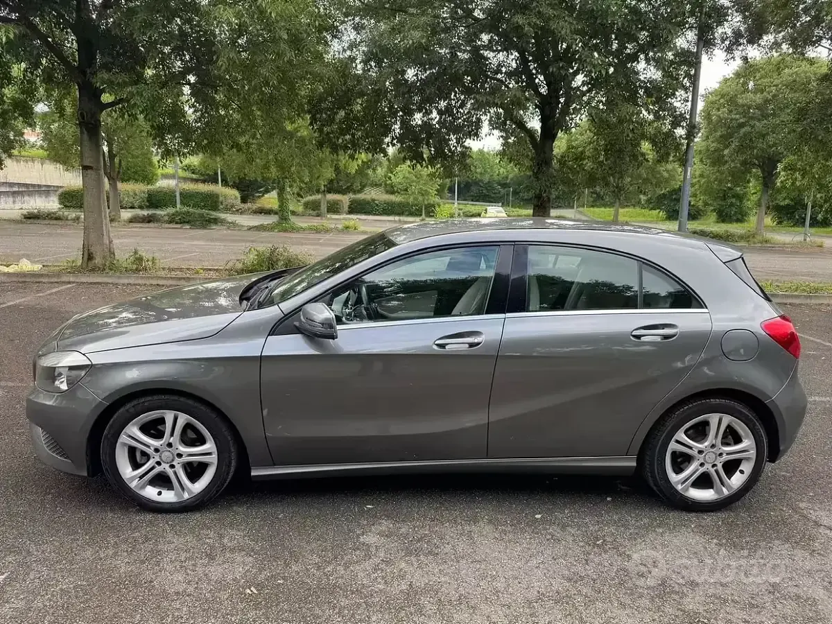 Usata Mercedes A180 109 CV (80 kW) 2013 Grigio Berlina