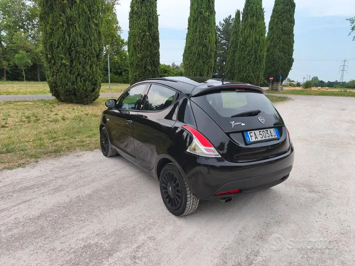 Usata Lancia Ypsilon Gold 69 CV (50 kW) 2015 Nero Utilitaria