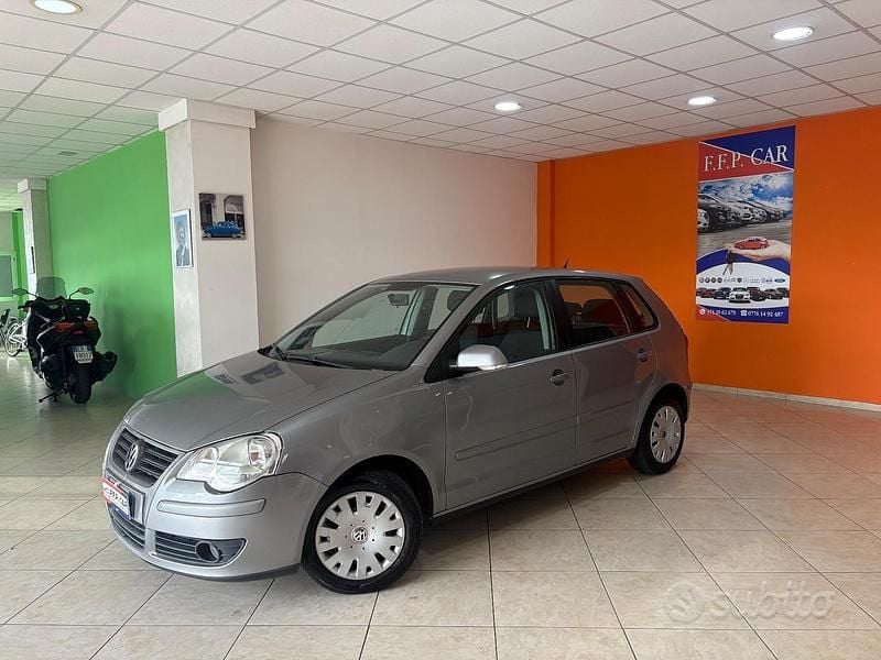 Grigio Usata 2007 VW Polo Comfortline Tre volumi | 3200 € (Buon prezzo) - Immagine 1/4