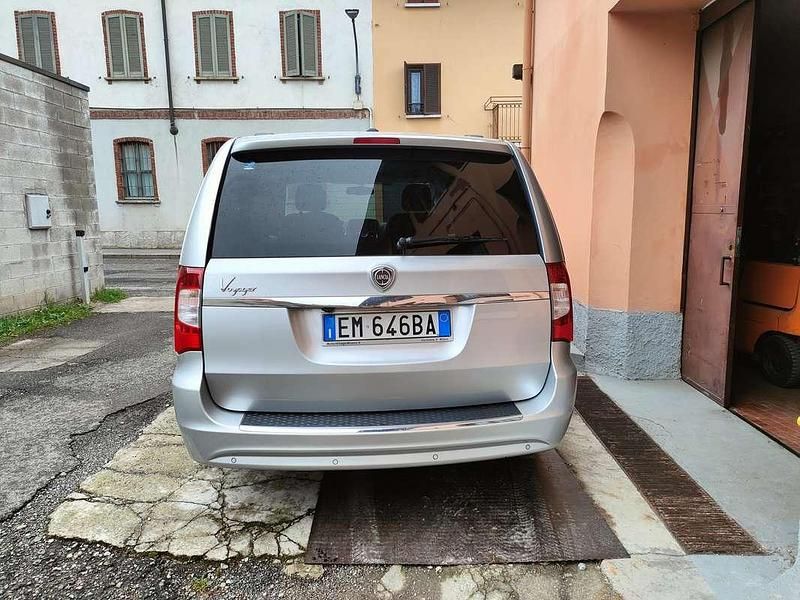 Usata Lancia Voyager Gold 163 CV (119 kW) 2012 Argento Monovolume