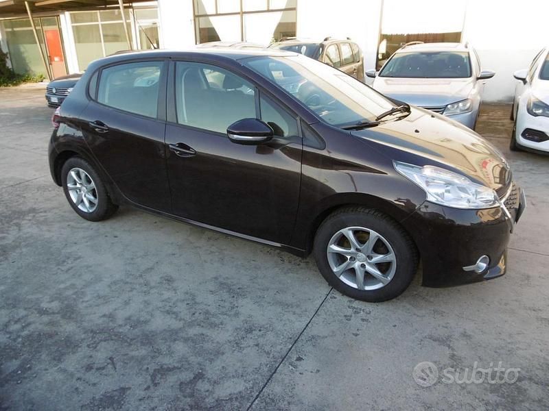 Usata Peugeot 208 Active 68 CV (50 kW) 2013 Bordeaux(met.) Utilitaria