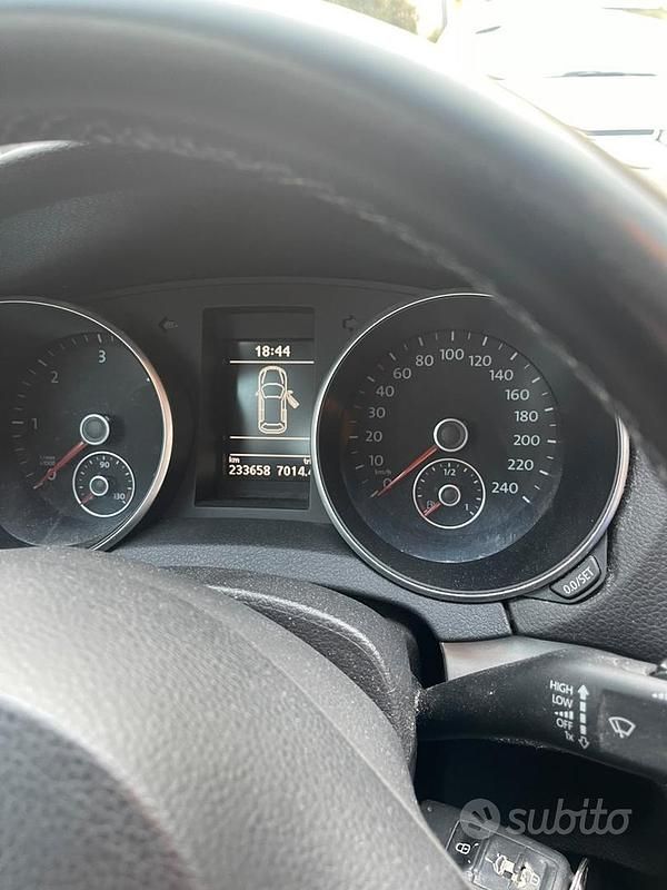 Usado VW Golf VI 105 CV (77 kW) 2010 Gris Utilitario