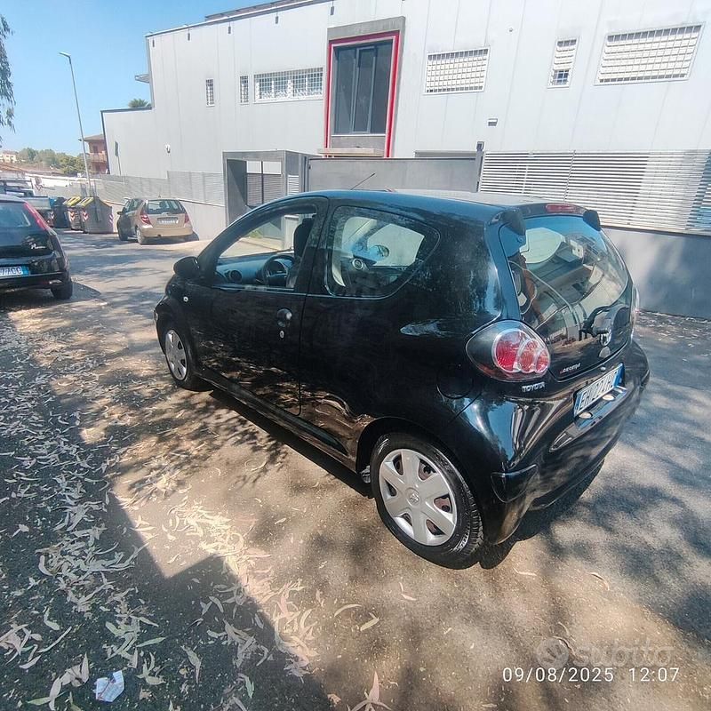 Nero Usata 2012 Toyota Aygo Connect Style Due volumi | 3100 € (Ottimo prezzo) - Immagine 1/4