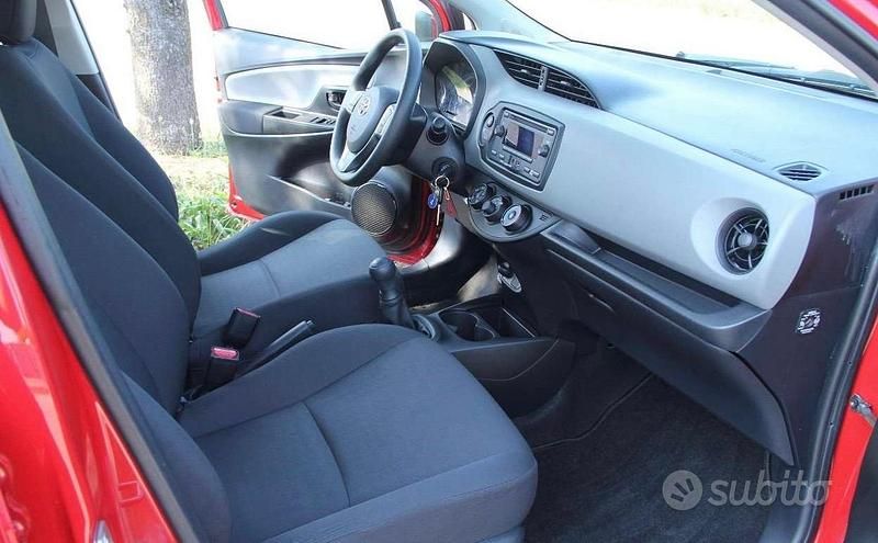 Usata Toyota Yaris Cool 72 CV (52 kW) 2019 Rosso Berlina