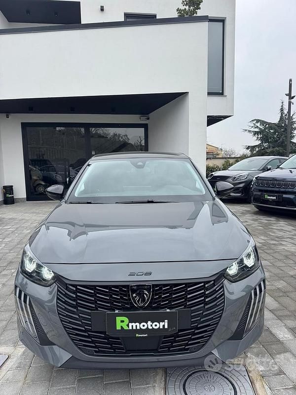 Usata Peugeot 208 Allure 100 CV (73 kW) 2025 Grigio Utilitaria