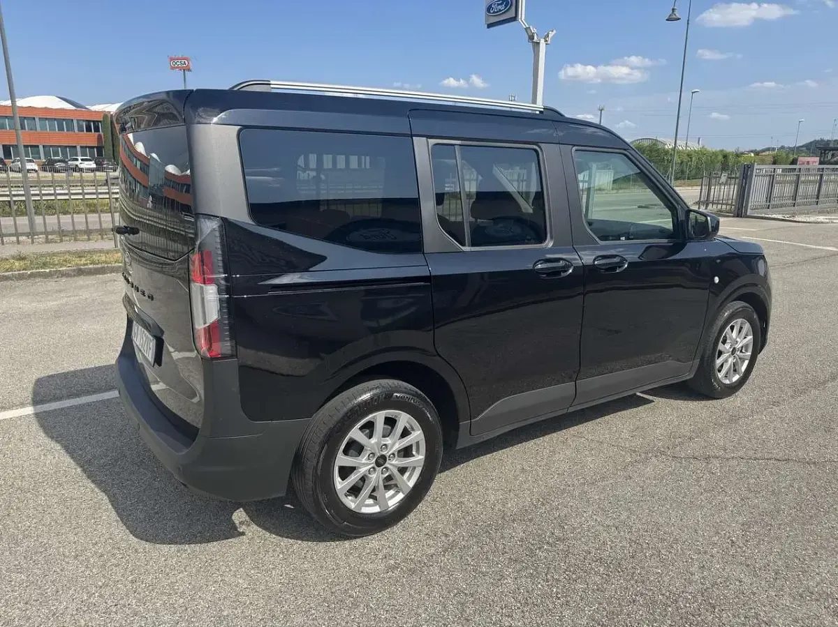 Usata Ford Tourneo Courier Titanium 125 CV (91 kW) 2024 Agate black Monovolume