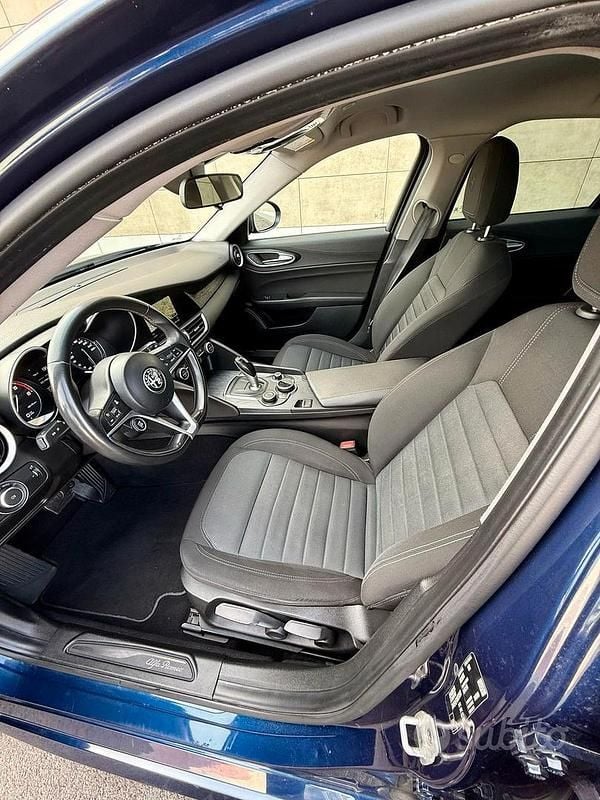 Usata Alfa Romeo Giulia Executive 160 CV (117 kW) 2019 Blu Berlina
