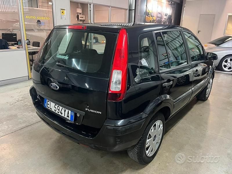 Usata Ford Fusion 80 CV (58 kW) 2012 Nero Utilitaria